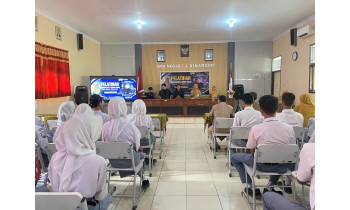 Pelatihan Kehumasan dan Media Sosial Tingkatkan Kompetensi Tim Publikasi SMA Negeri 1 Binangun